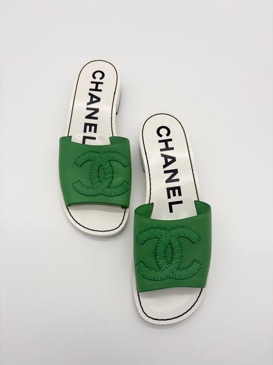 Chanel 22s Green Calfskin Leather White CC Mules slides Sandal Heel EU38