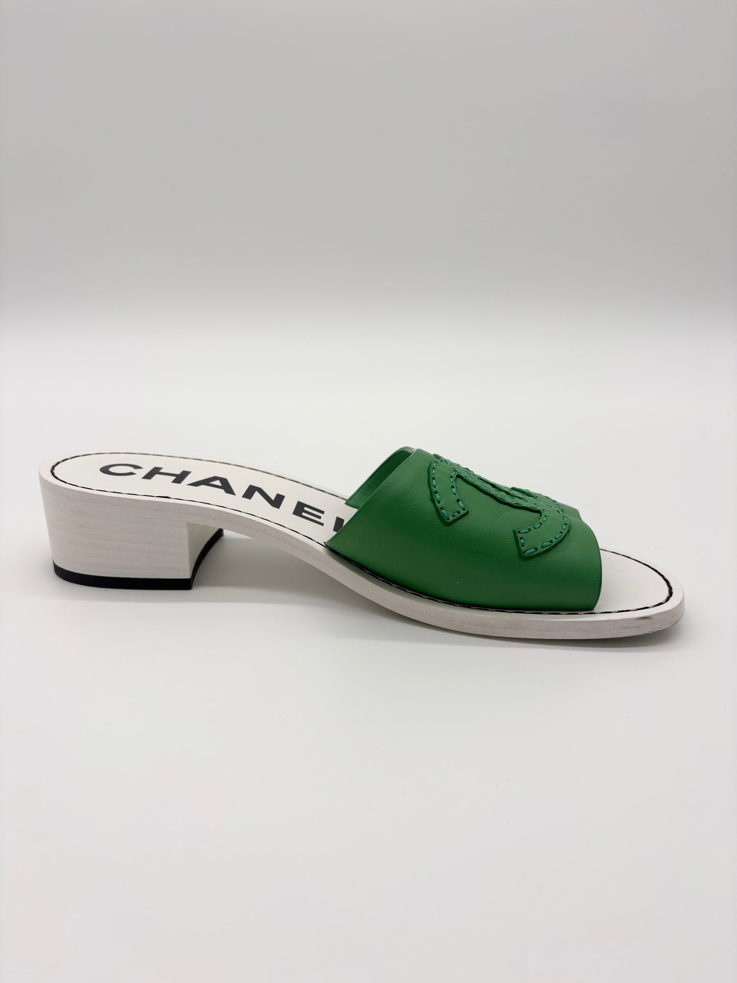 Chanel 22s Green Calfskin Leather White CC Mules slides Sandal Heel EU38
