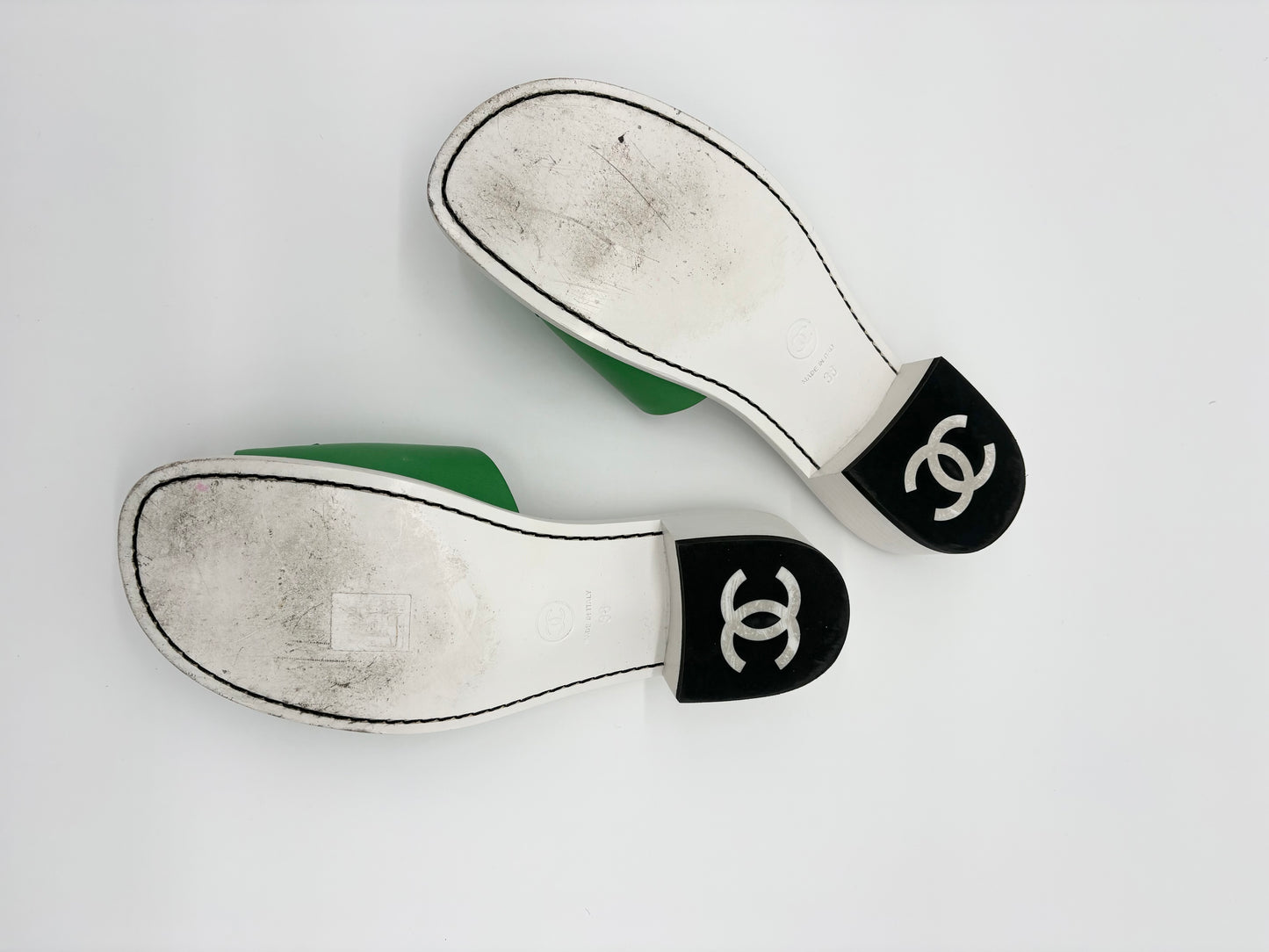 Chanel 22s Green Calfskin Leather White CC Mules slides Sandal Heel EU38