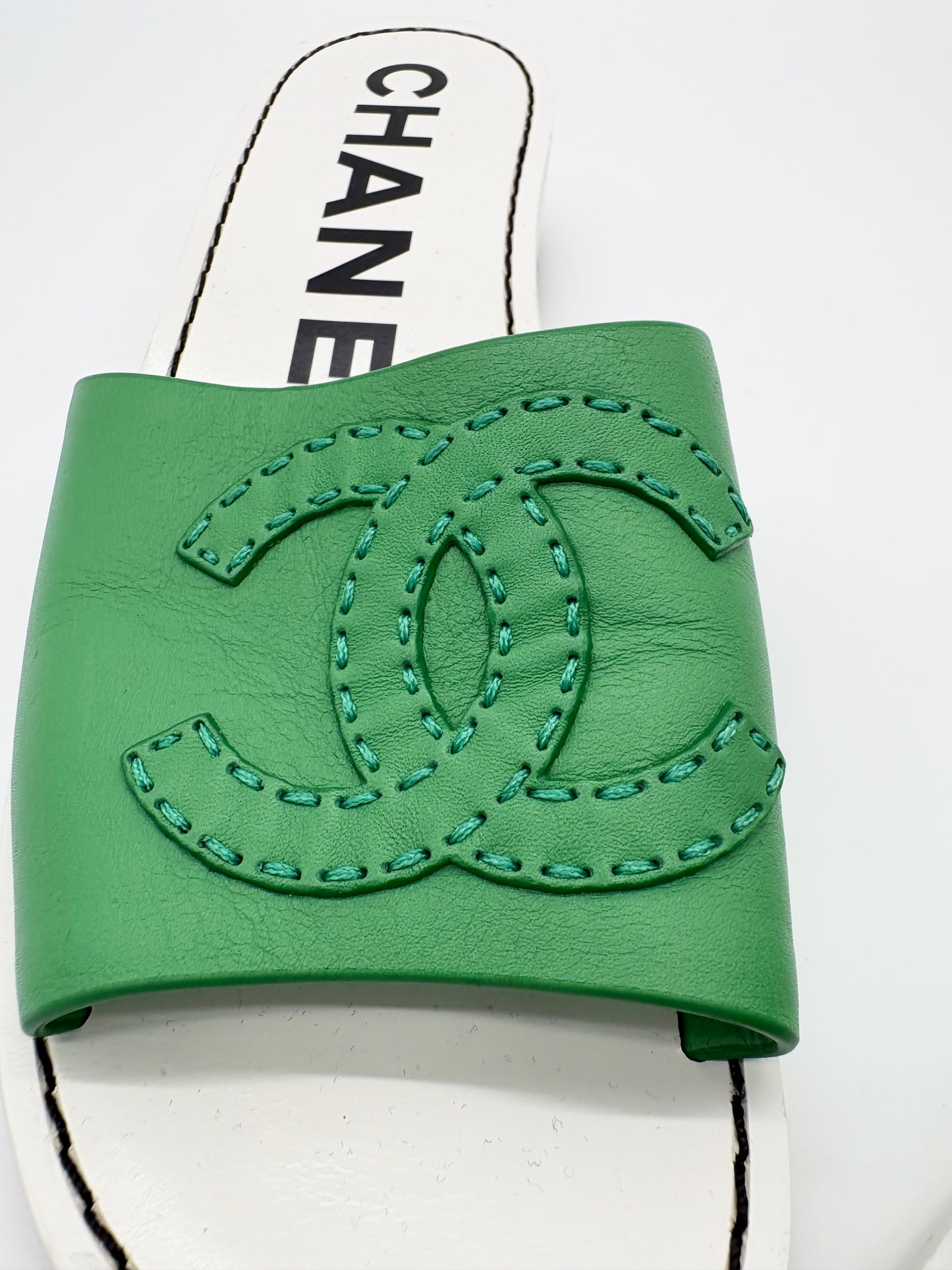 Chanel 22s Green Calfskin Leather White CC Mules slides Sandal Heel EU38