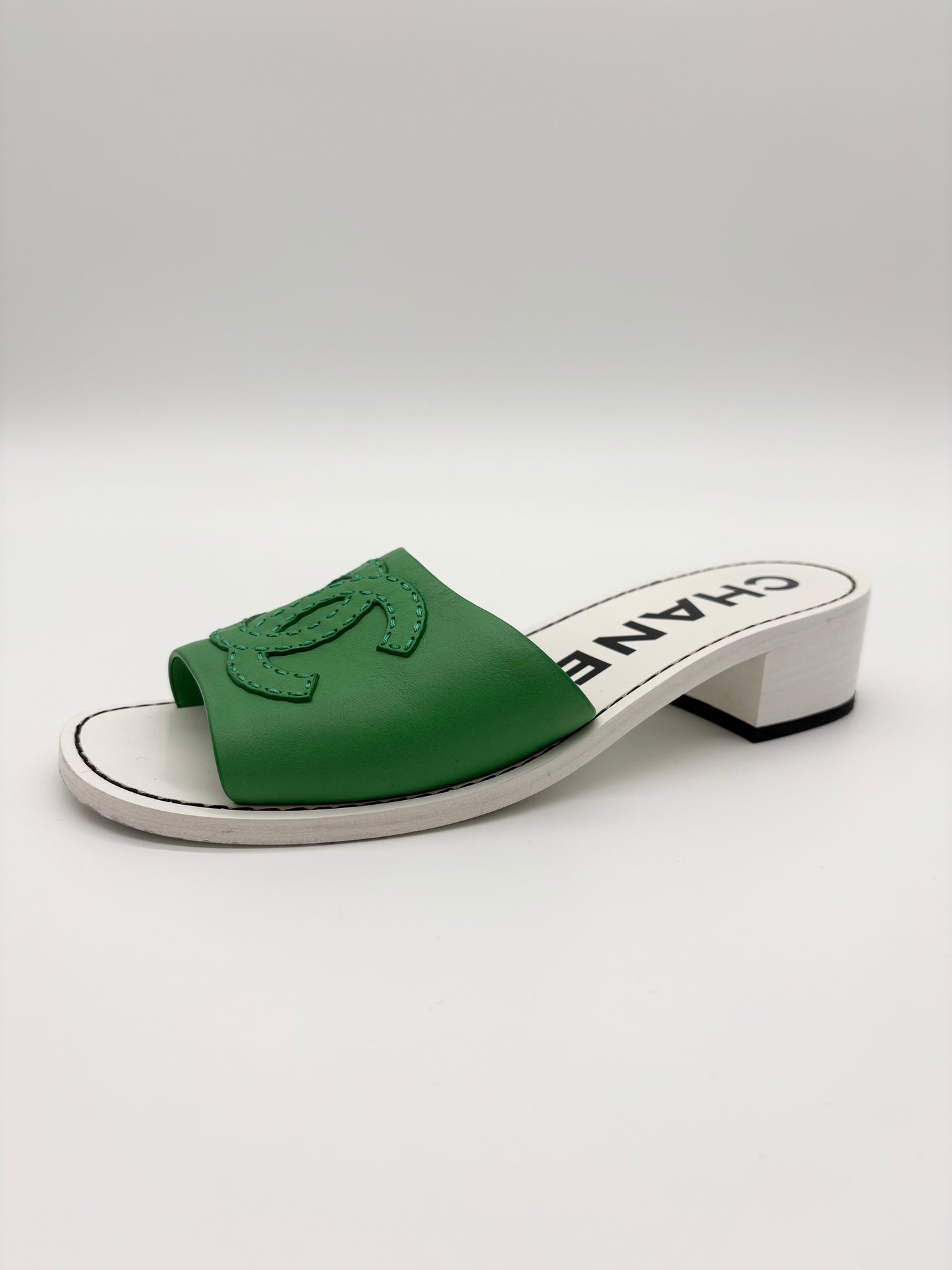 Chanel 22s Green Calfskin Leather White CC Mules slides Sandal Heel EU38