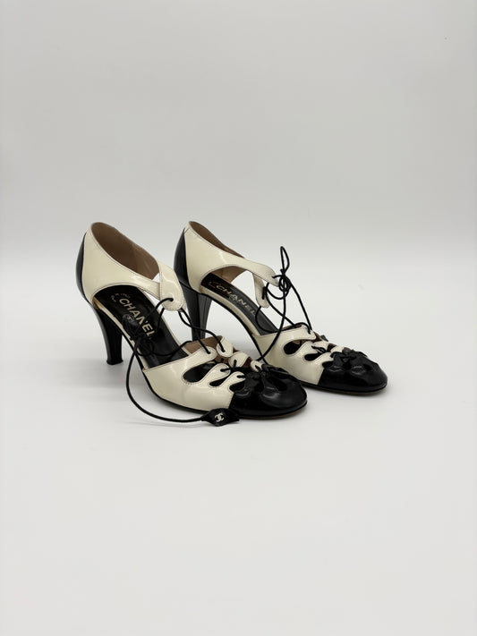 Vintage Chanel Two Tone Black And White Lace Up Spectator Pumps